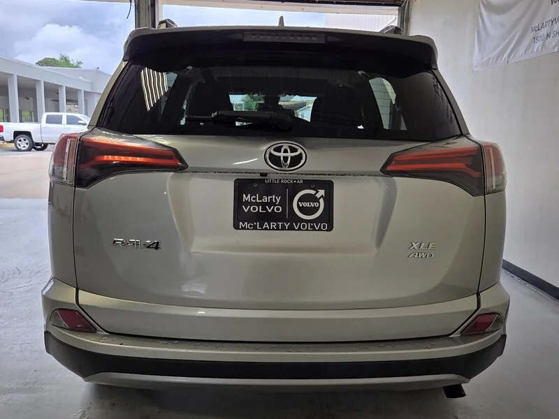Used 2018 Silver Sky Metallic TOYOTA XLE AWD image 7
