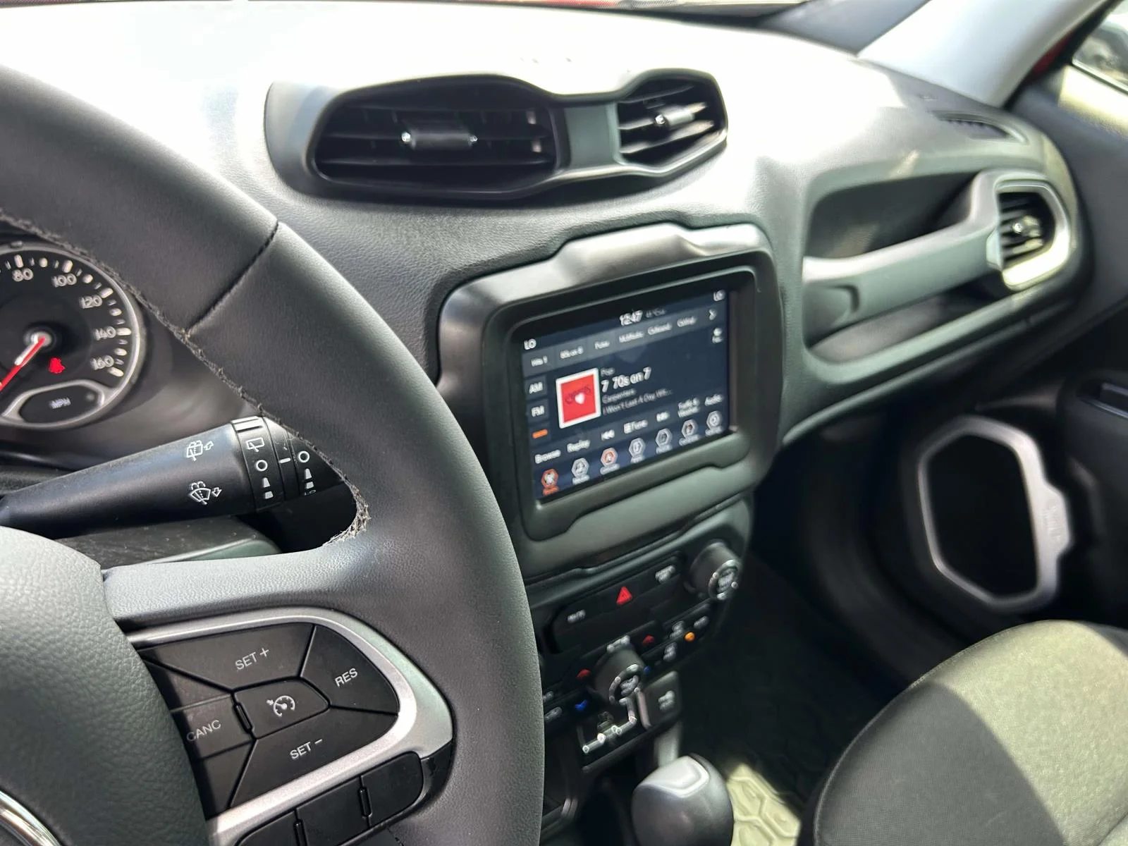 Used 2019 Red Jeep Latitude FWD image 19