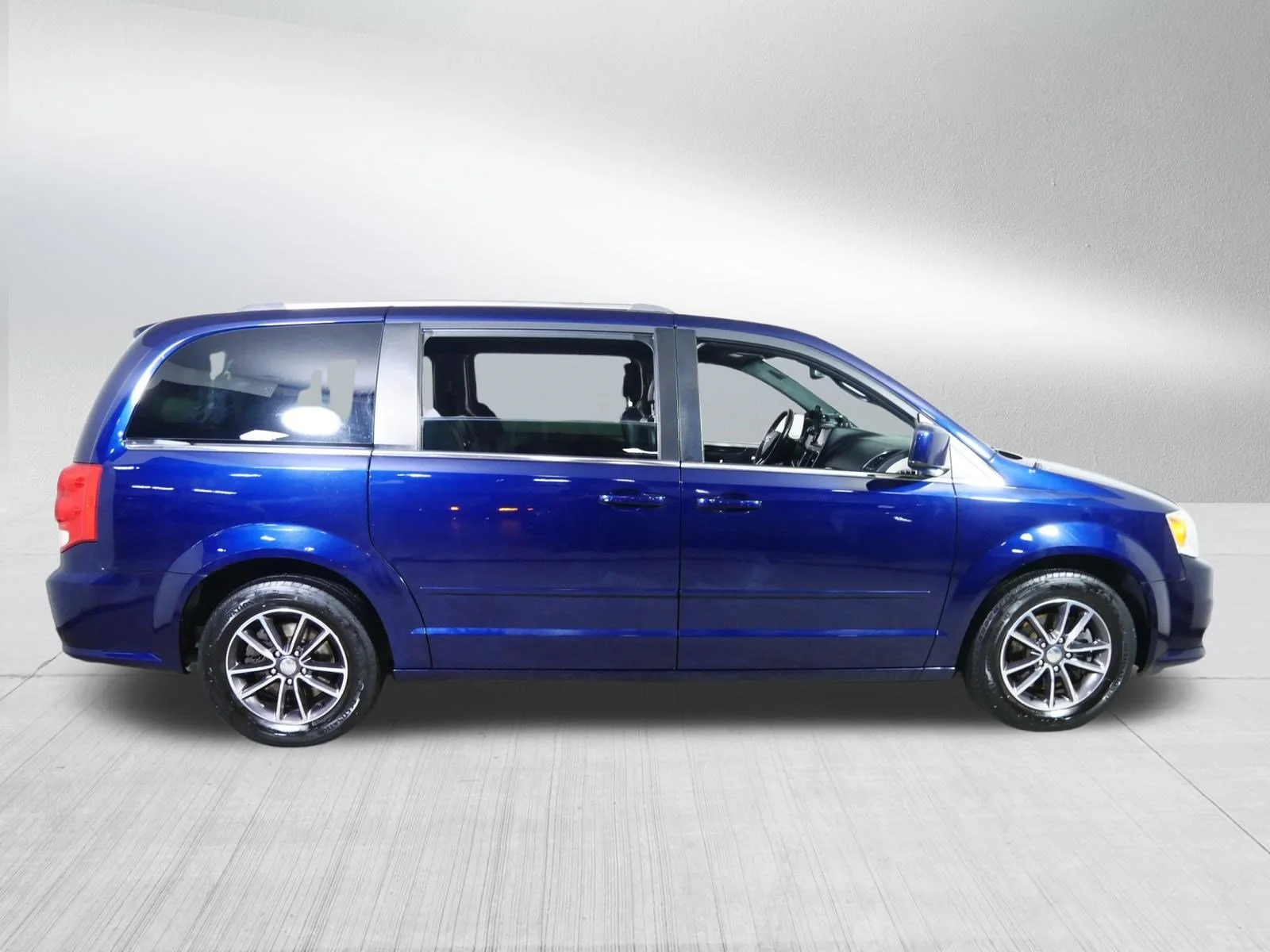 Used 2017 Contusion Blue Pearlcoat Dodge SXT image 8