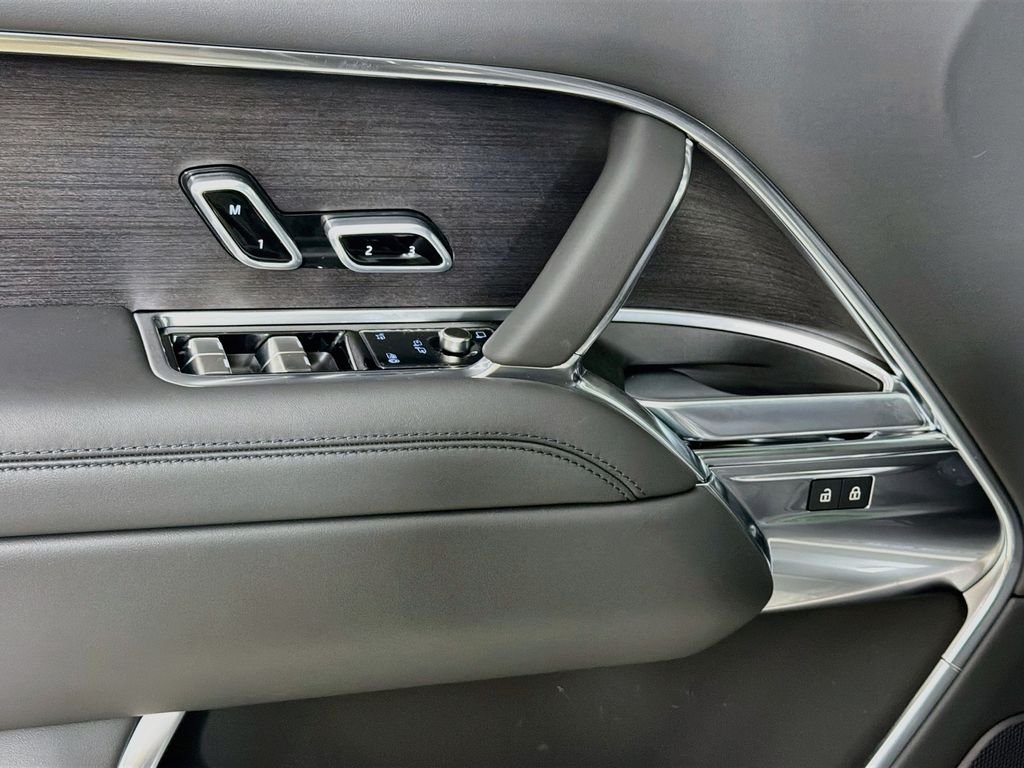 New 2027 Santorini Black Land Rover SE image 18