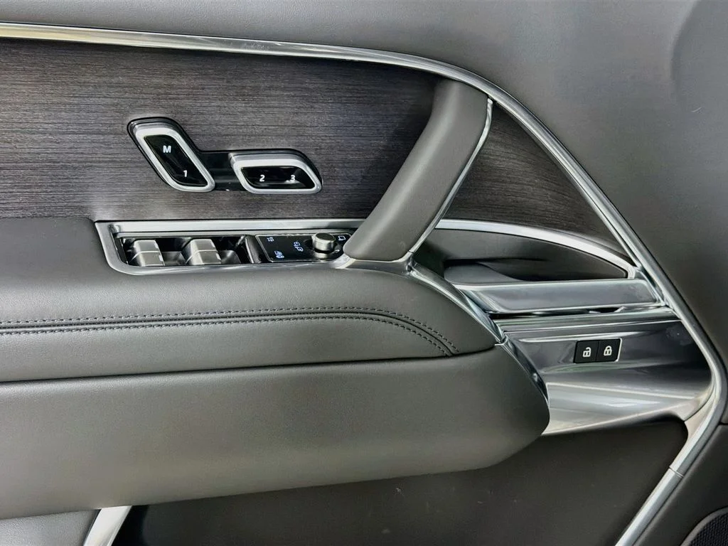 New 2027 Santorini Black Land Rover SE image 18