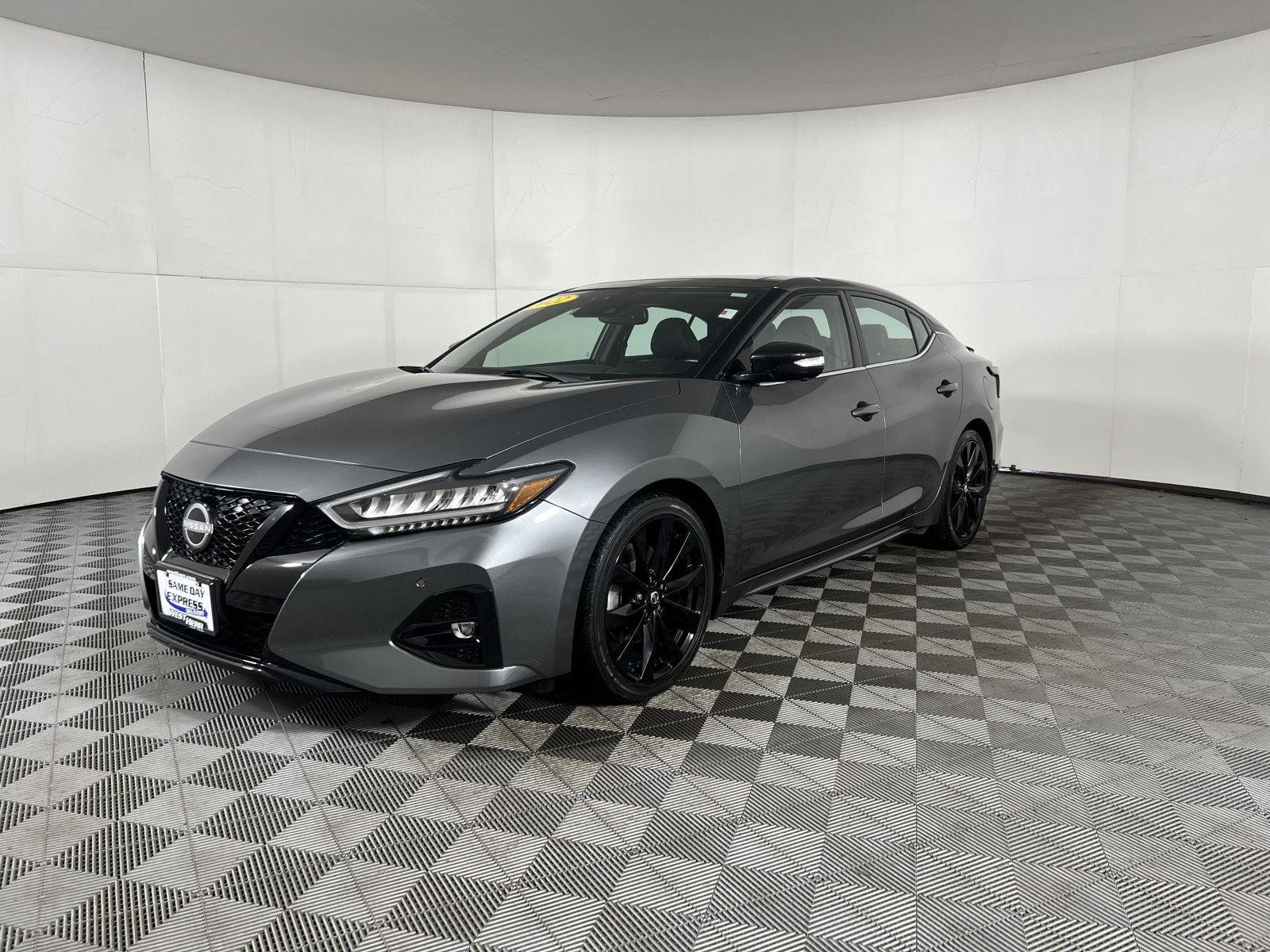 Used 2022 Gun Metallic Nissan SR image 4