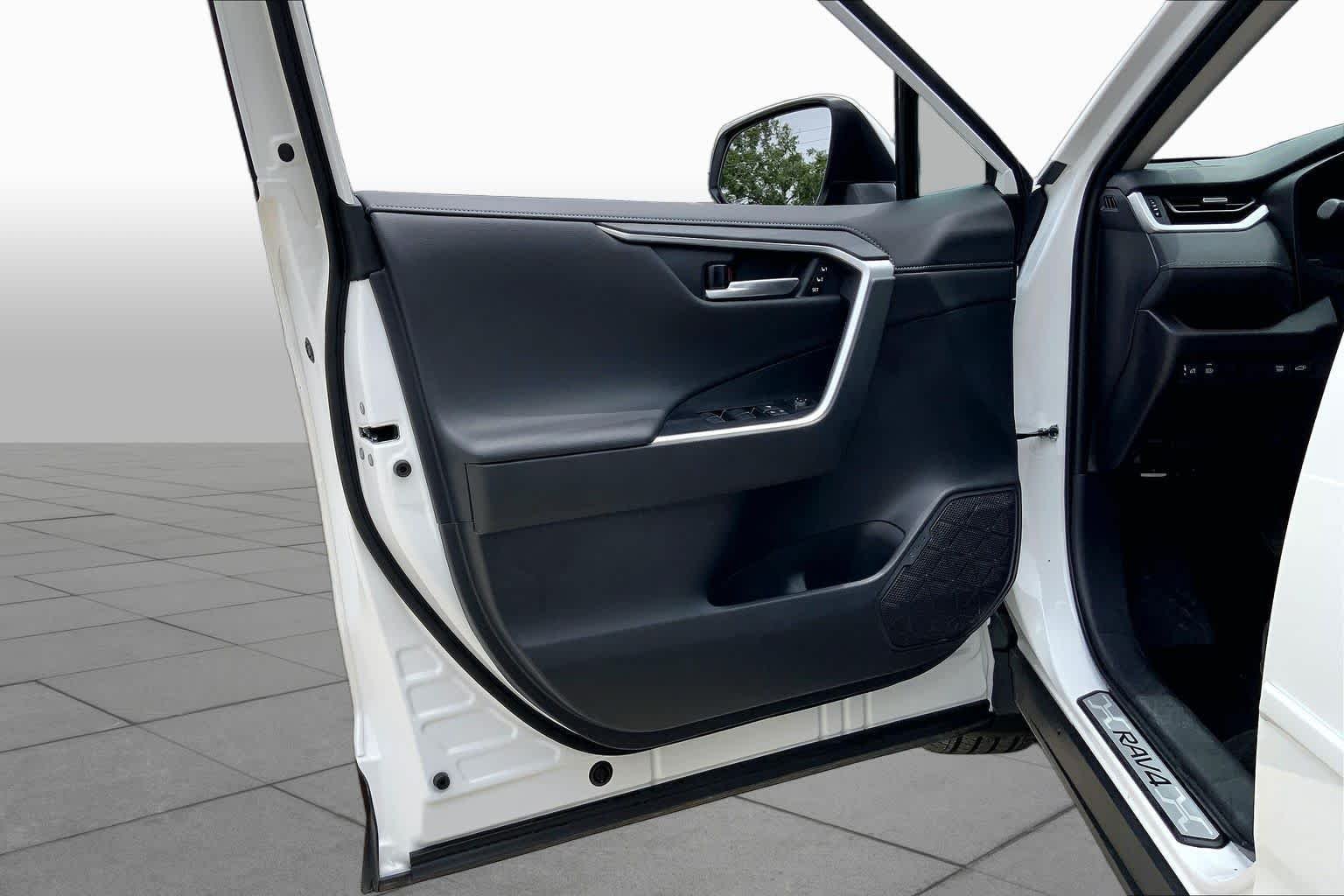 Used 2025 Wind Chill Pearl Toyota Limited image 22