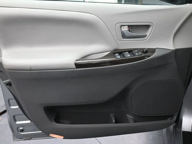Used 2018 Silver Toyota XLE image 26