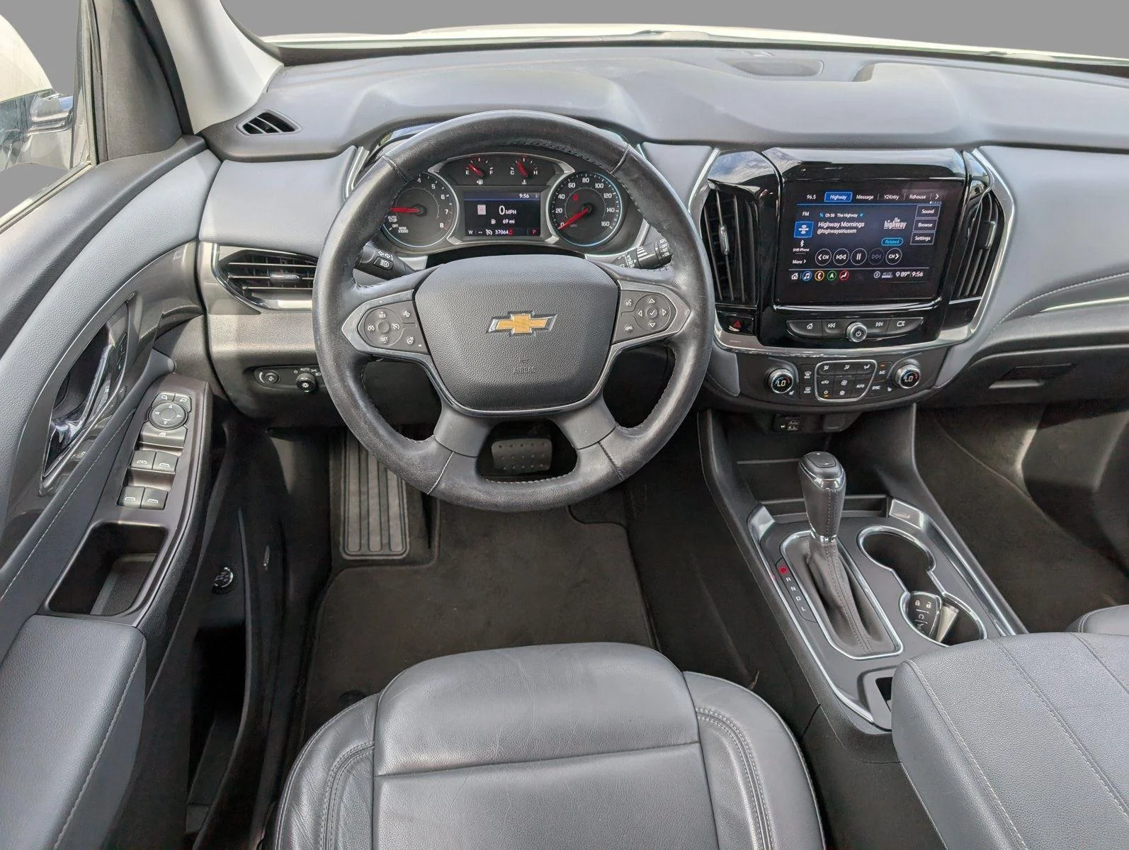 Used 2020 IRIDESCENT PEARL TRICOAT Chevrolet LT Leather image 29