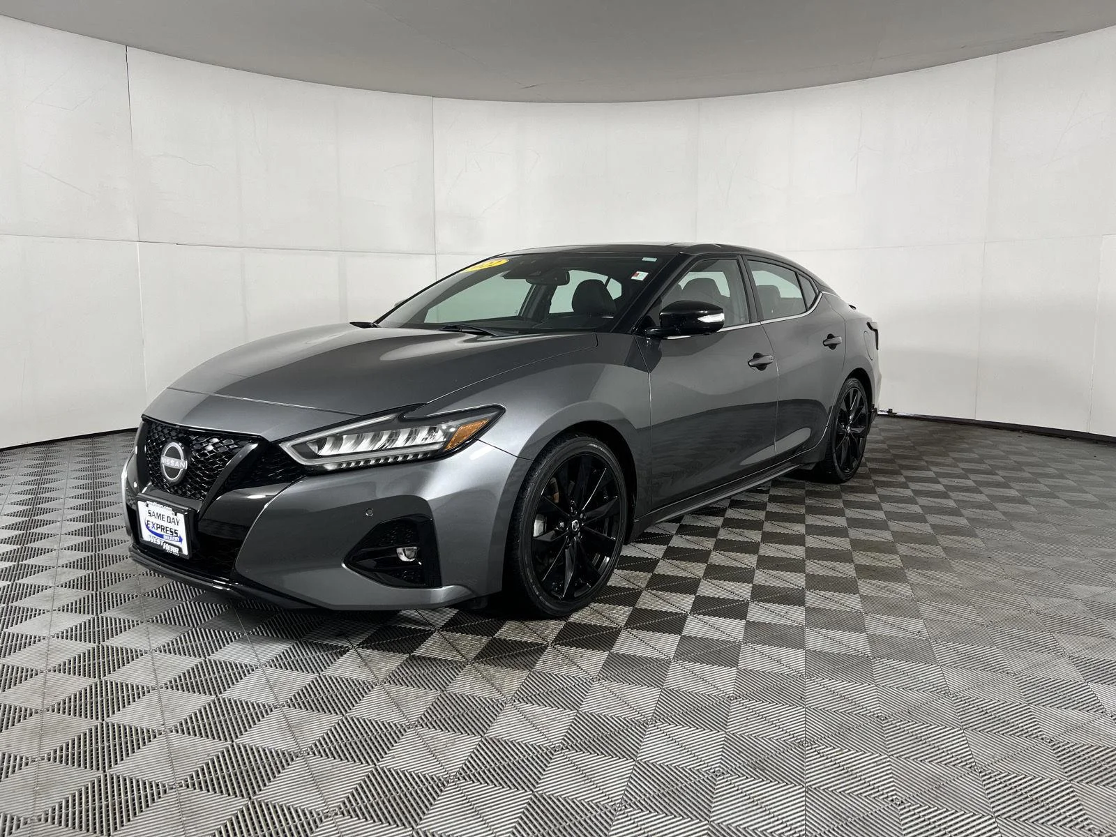 Used 2022 Gun Metallic Nissan SR image 4