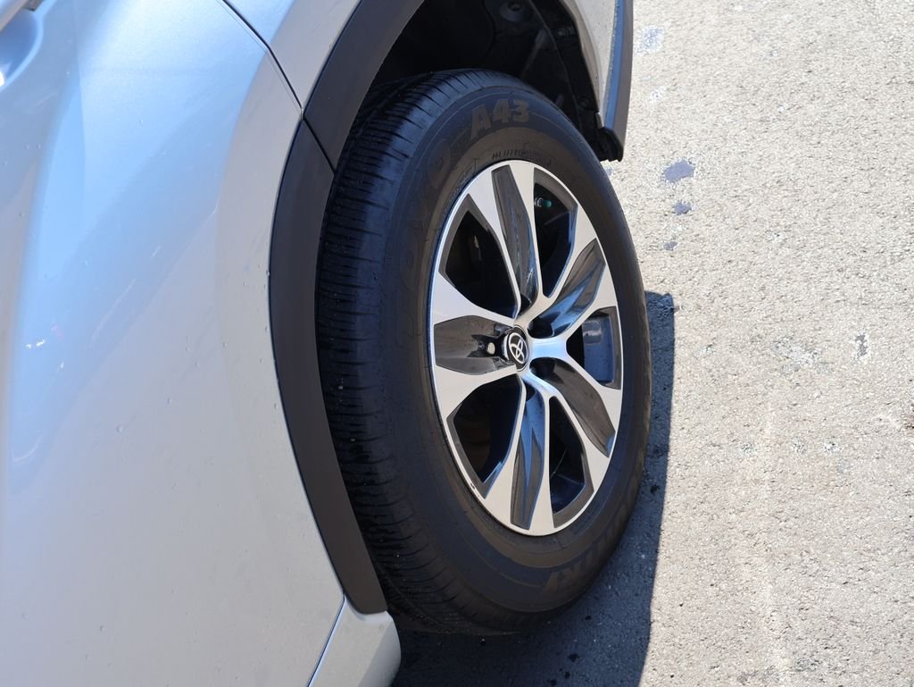 Used 2022 Silver Toyota XLE image 34