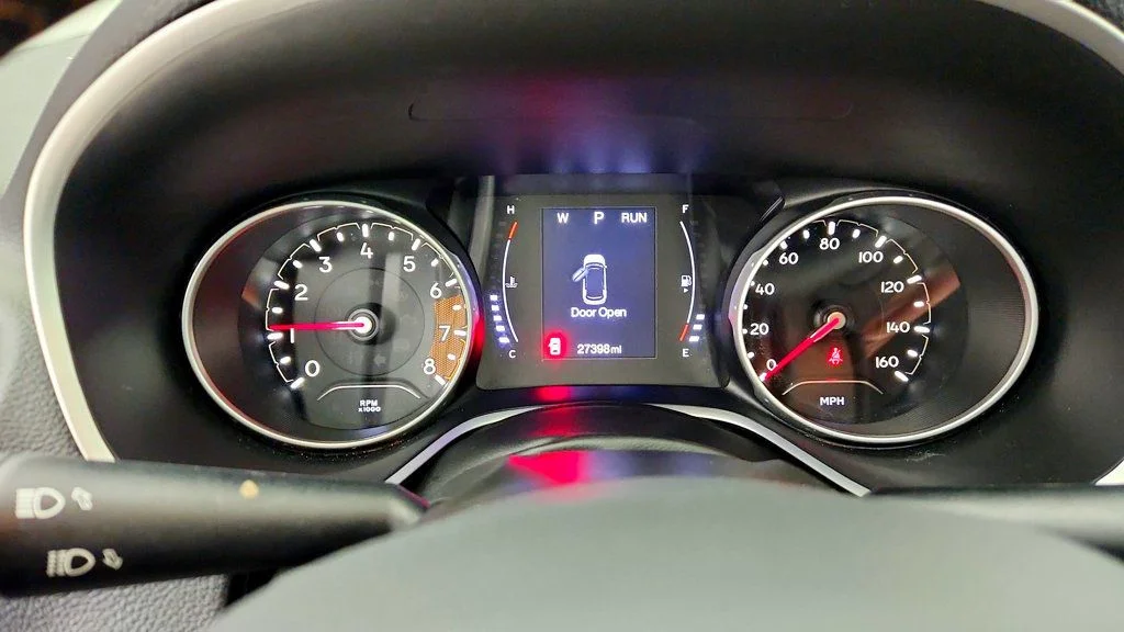 Used 2019 Redline Pearlcoat Jeep Latitude FWD image 14