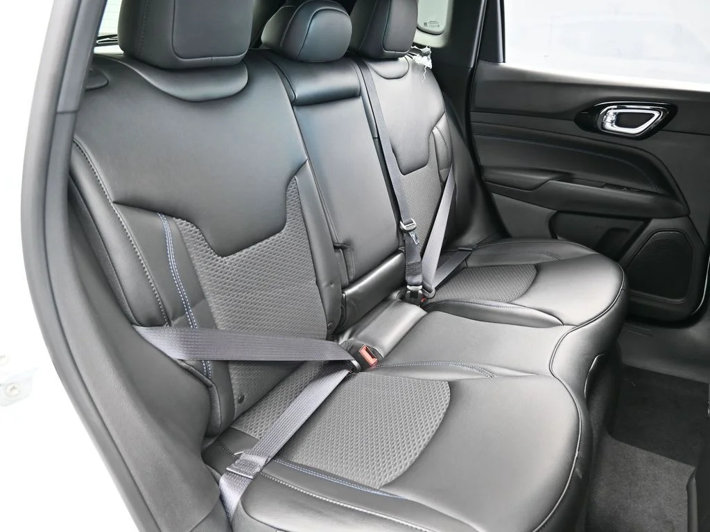 New 2026 Bright White Clear-Coat Exterior Paint Jeep Latitude image 36