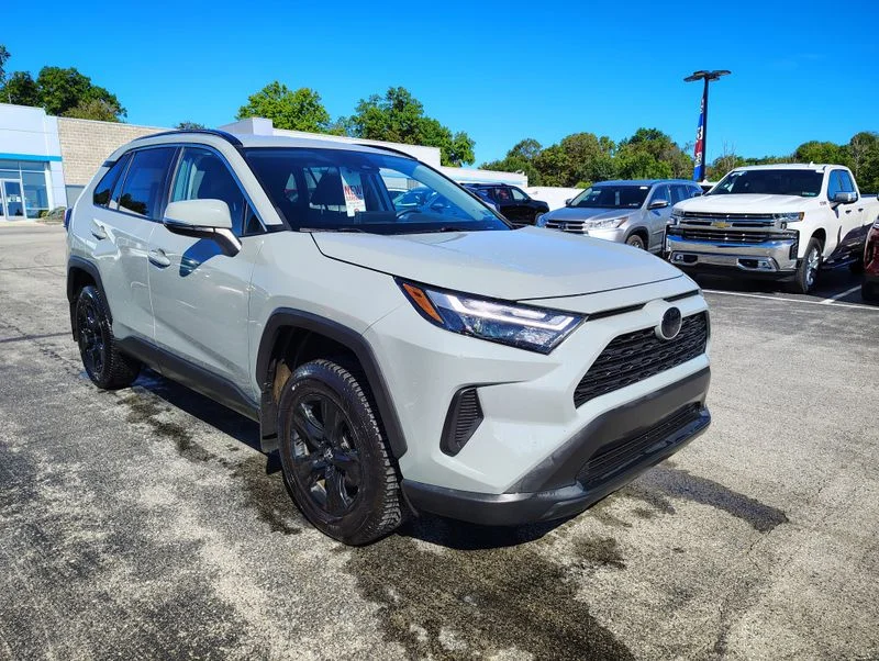 Used 2023  Toyota XLE image 3