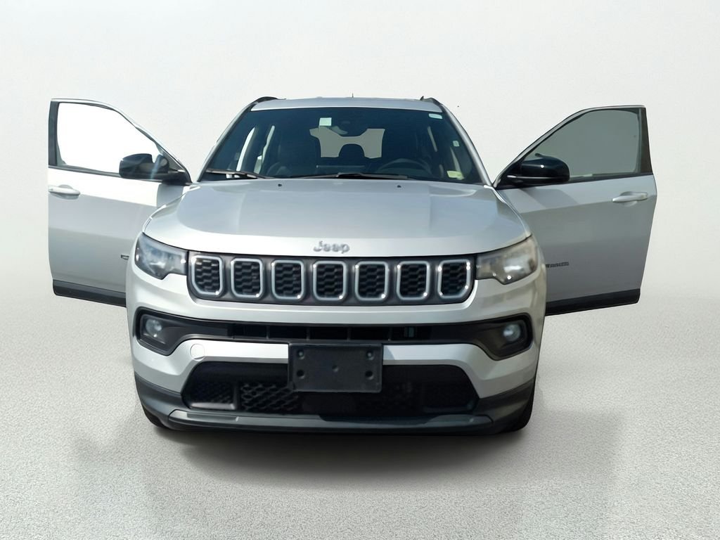 Used 2024 Silver Jeep Latitude image 9