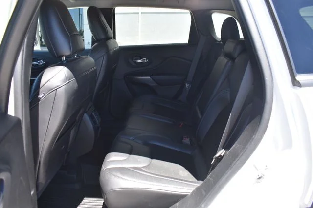 Used 2020 White Jeep Latitude image 13