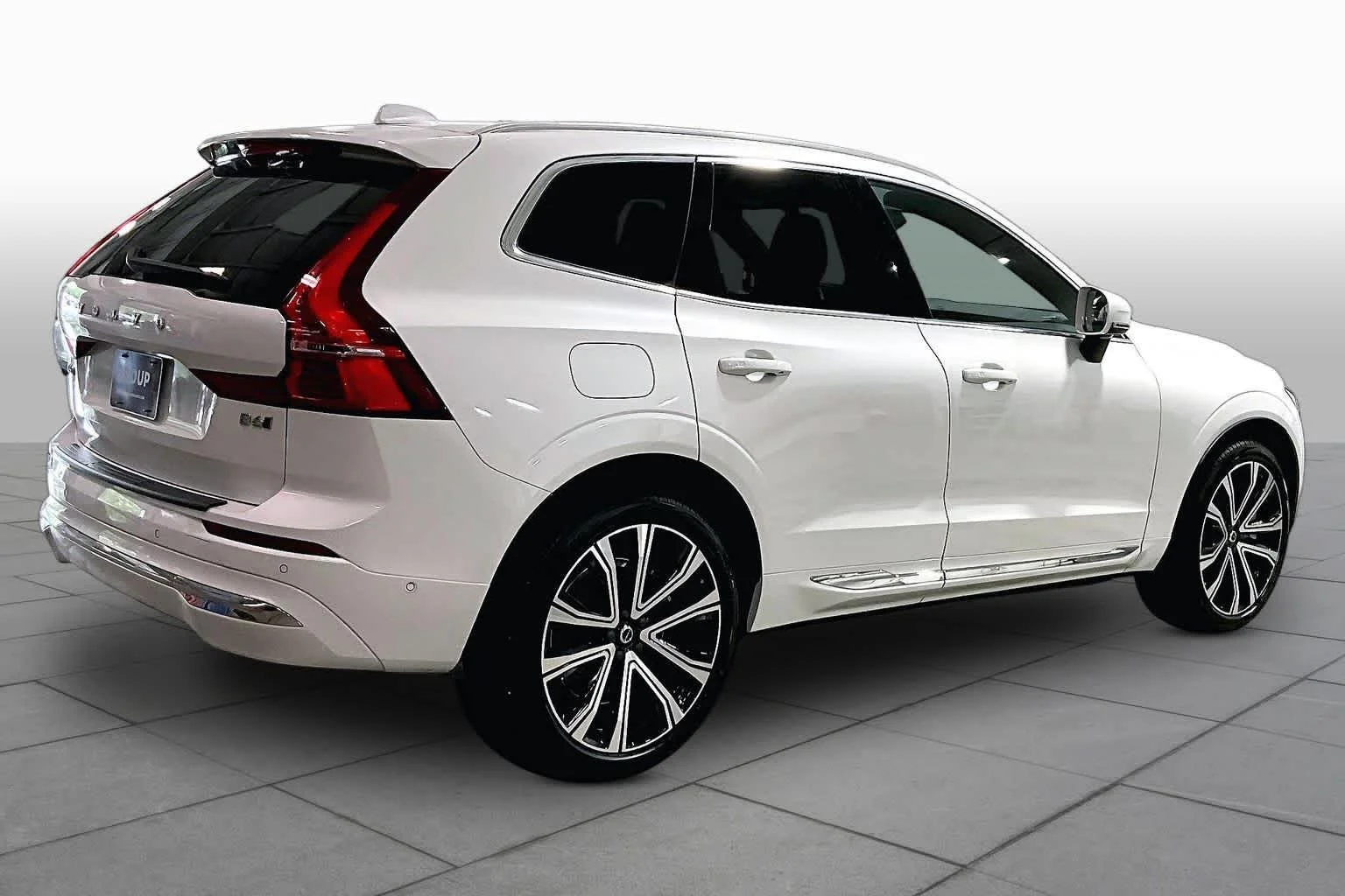 Used 2023 Crystal White Metallic Volvo Ultimate Bright Theme image 13