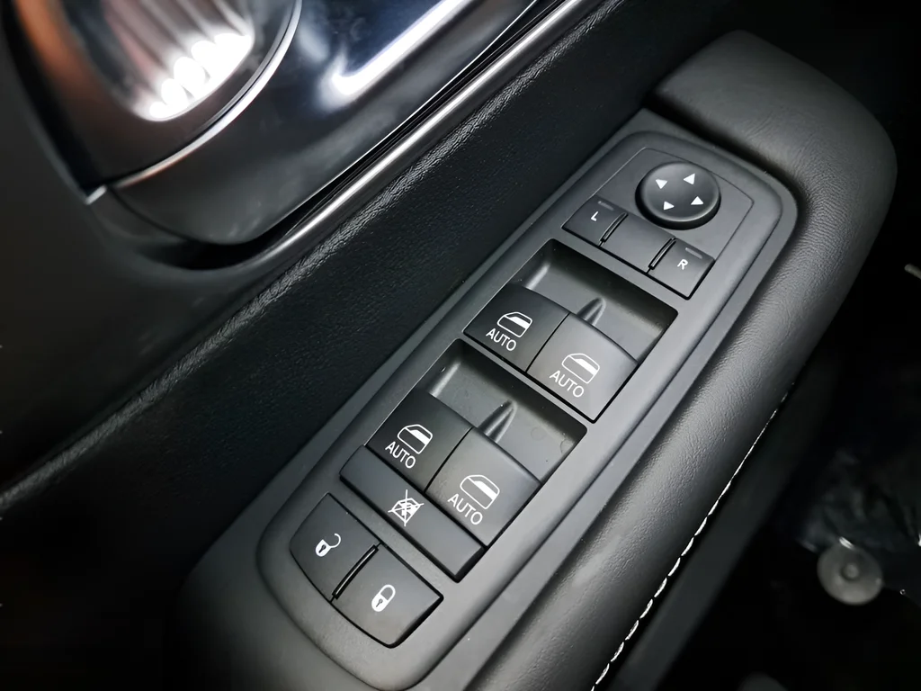 New 2026 Diamond Black Crystal Pearl-Coat Exterior Paint Chrysler Select image 26