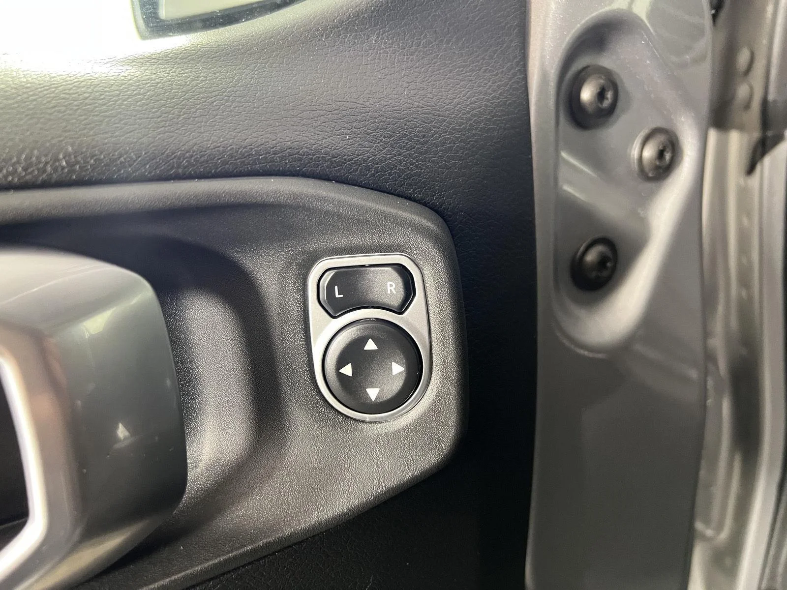 Used 2018 Billet Silver Metallic Clearcoat Jeep Sport S image 17