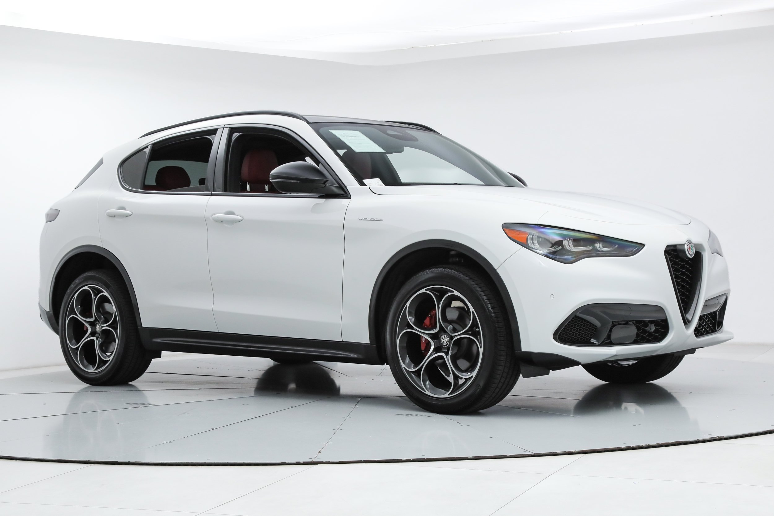 New 2025 Milano White Exterior Paint Alfa Romeo  image 7