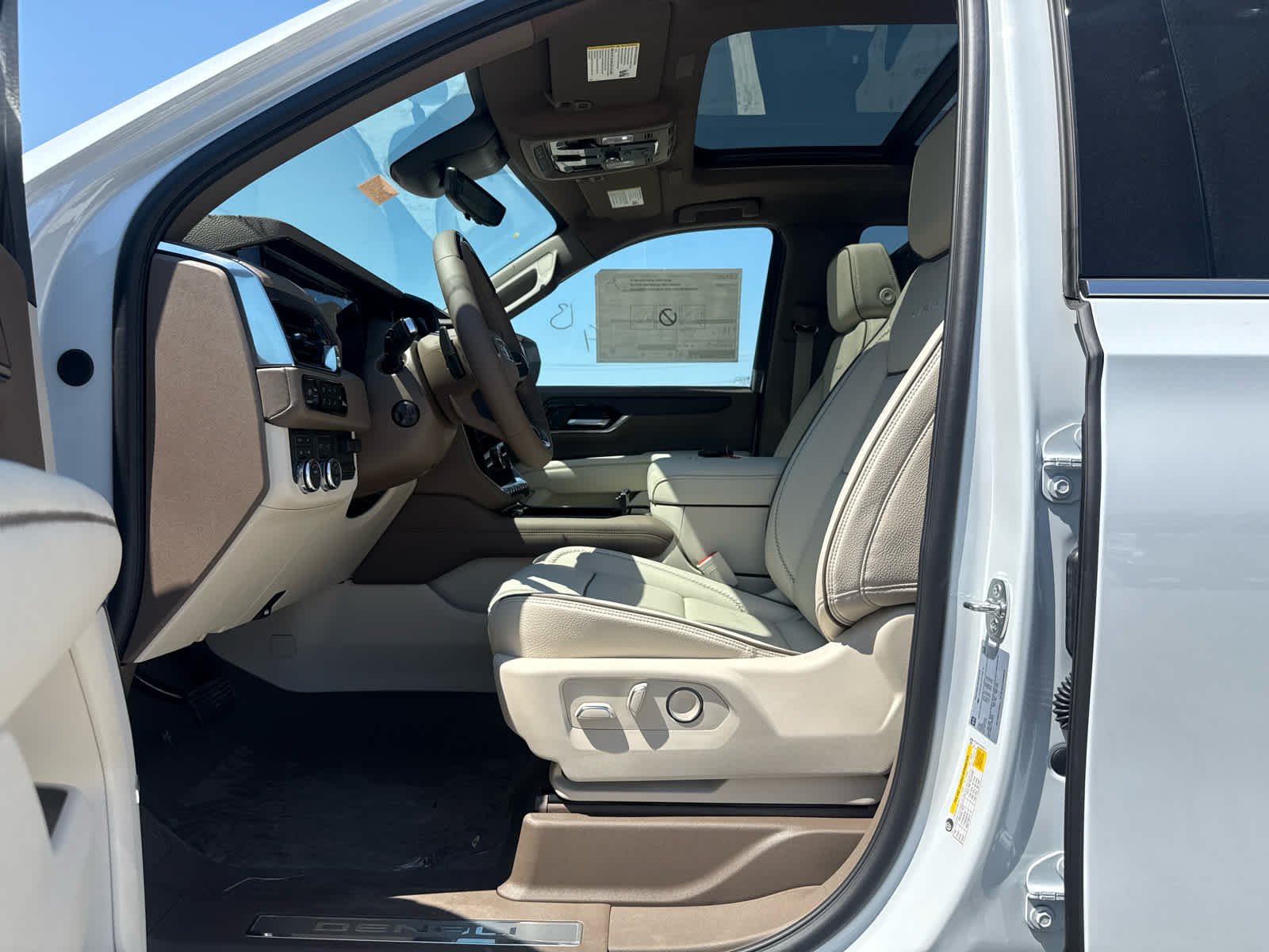 2026 GMC Yukon Denali - Photo 14