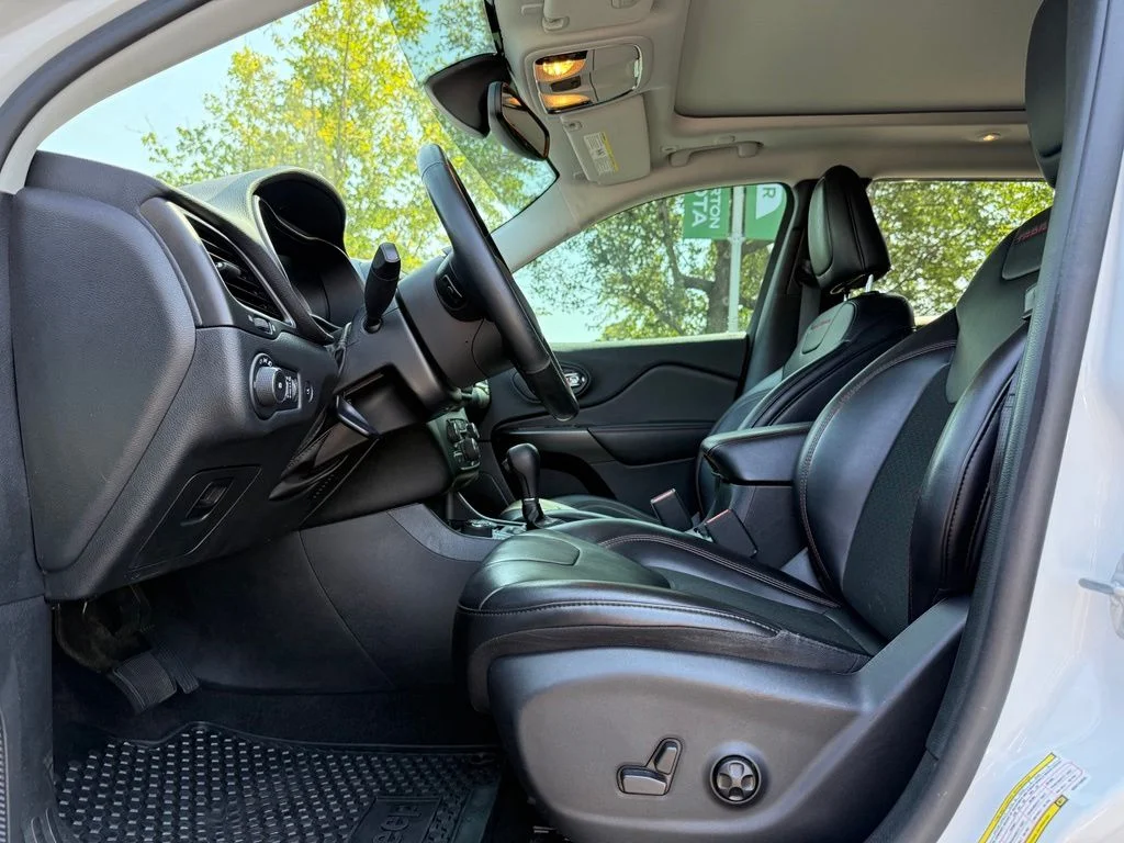Used 2019 Bright White Clearcoat Jeep Trailhawk image 12