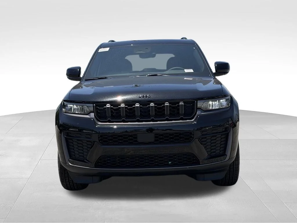 New 2026 Diamond Black Crystal Pearl-Coat Exterior Paint Jeep Laredo image 3