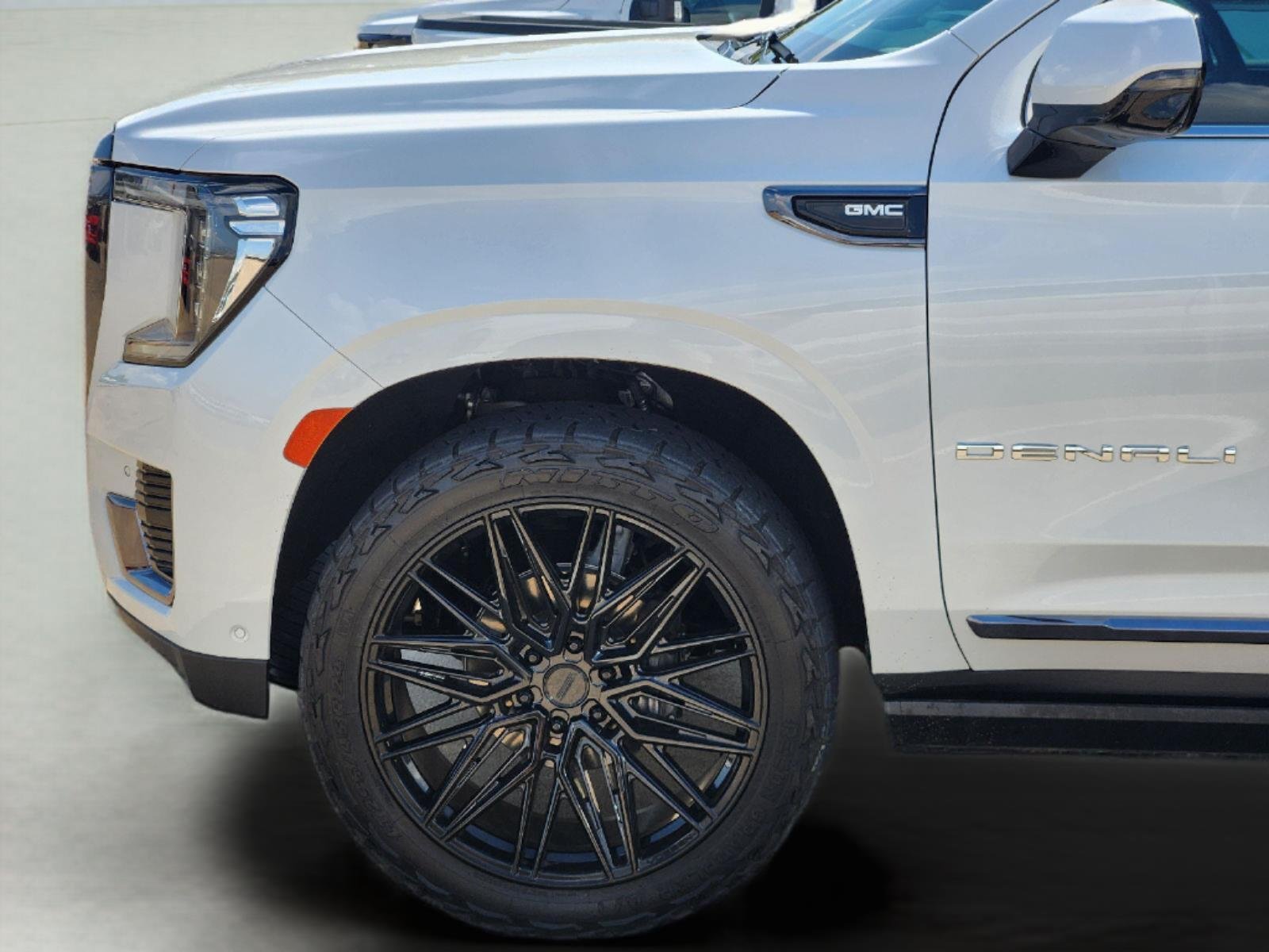 Used 2024 White Frost Tricoat GMC Denali Ultimate image 8