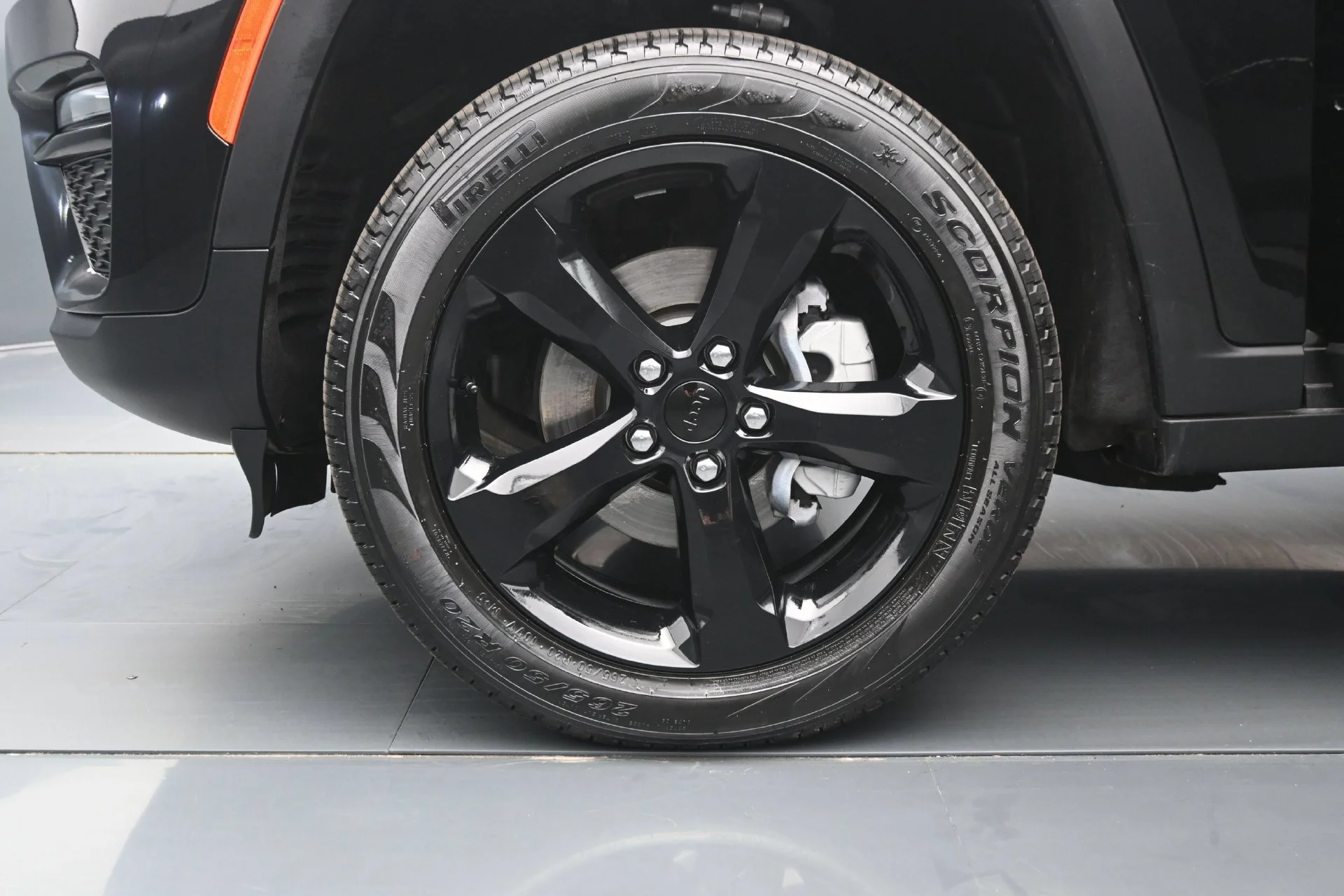 Used 2025 Diamond Black Crystal Pearlcoat Jeep Limited image 31