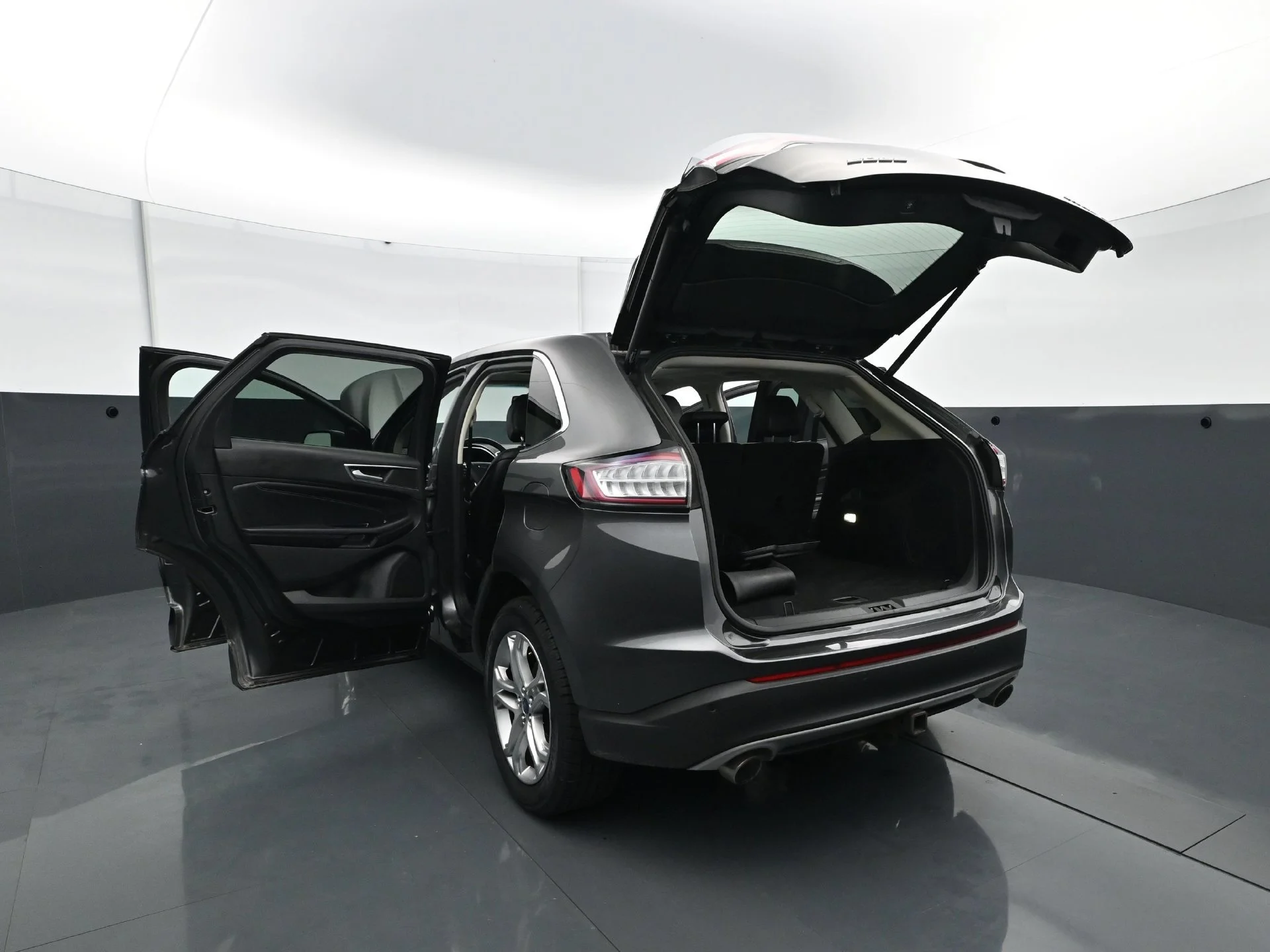 Used 2015  Ford 4D WAGON TITANIUM AWD image 32