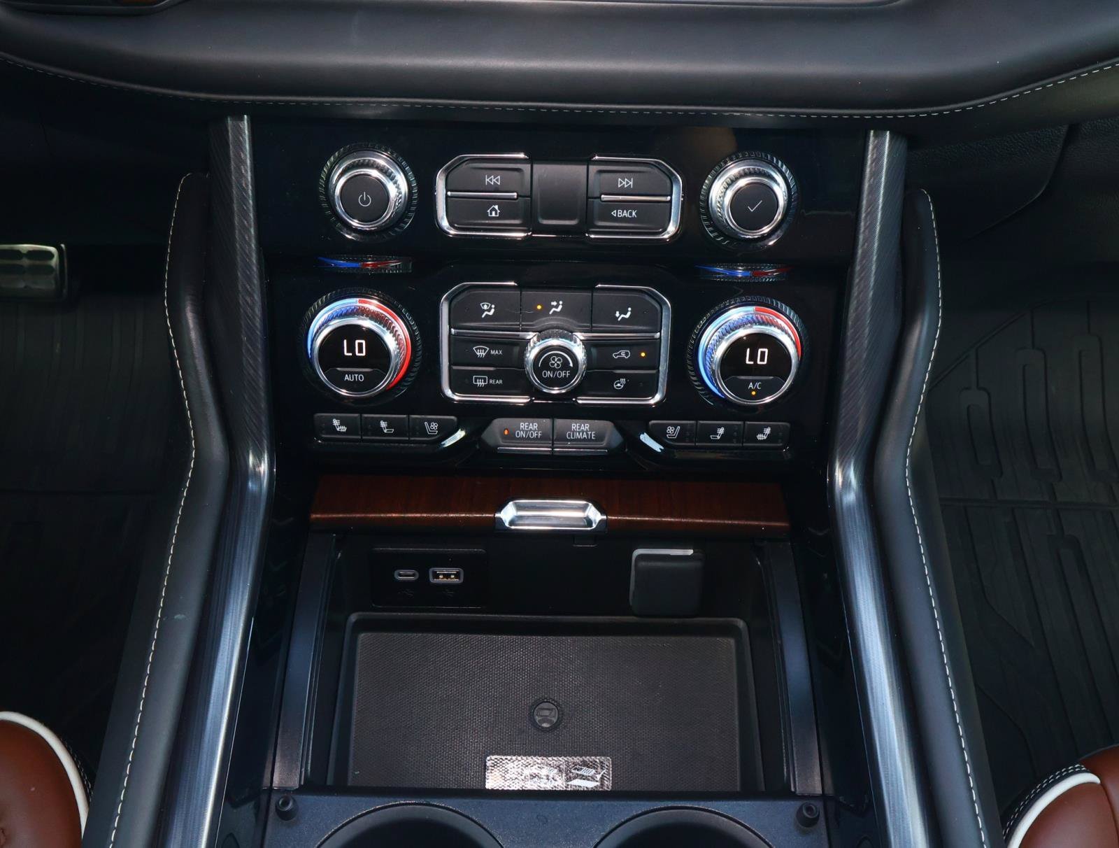 Used 2024 White Frost Tricoat GMC Denali Ultimate image 30