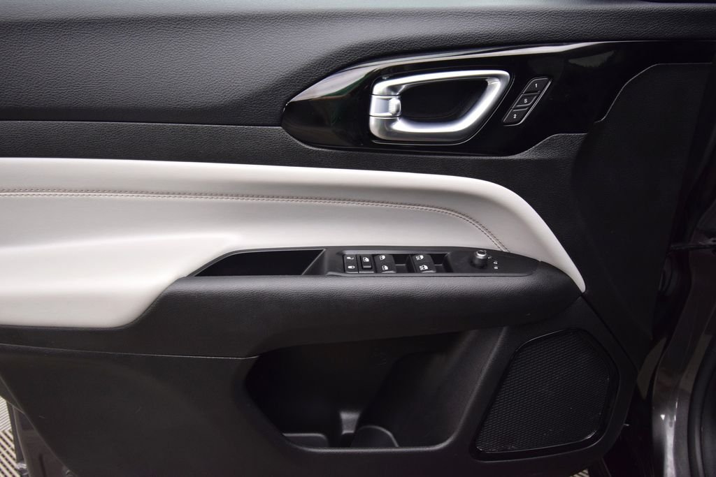 Used 2019 Granite Crystal Metallic Clearcoat Jeep Latitude image 23