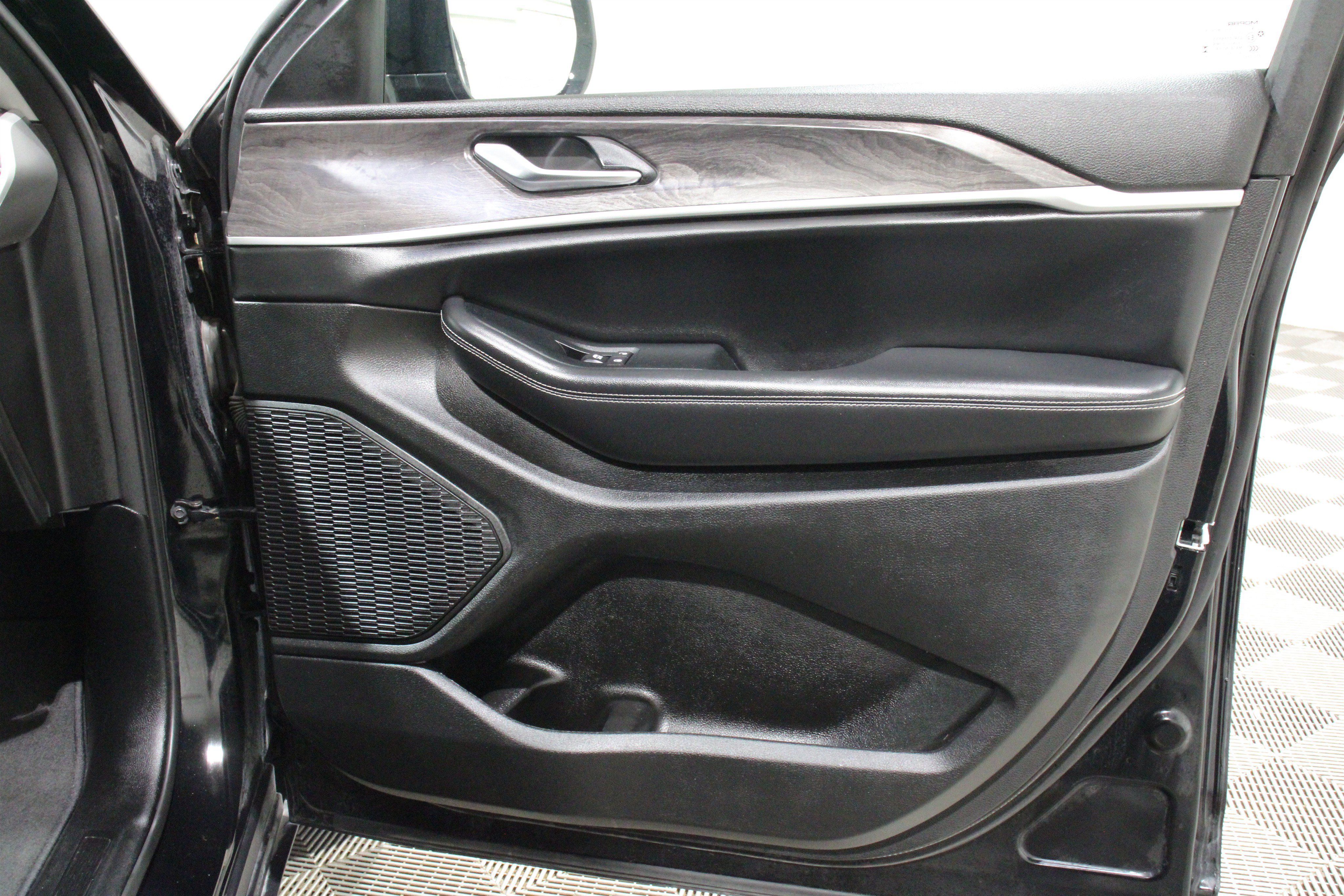 Used 2023 Diamond Black Crystal Pearlcoat Jeep Limited image 28