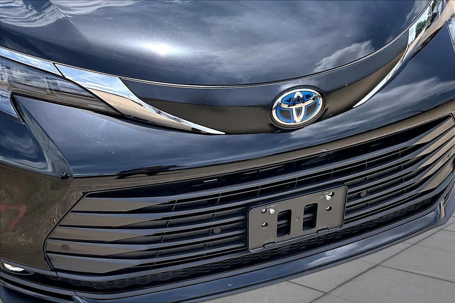 Used 2025 Midnight Black Metallic Toyota XLE image 29