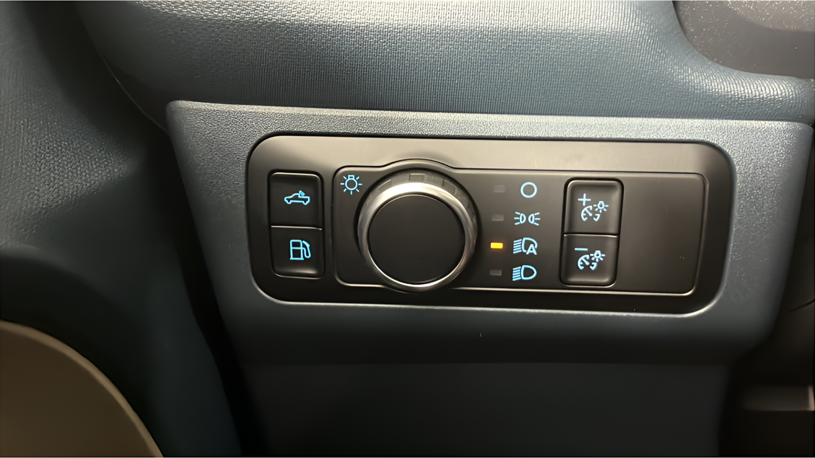 New 2026 White Metallic Ford Lariat image 27