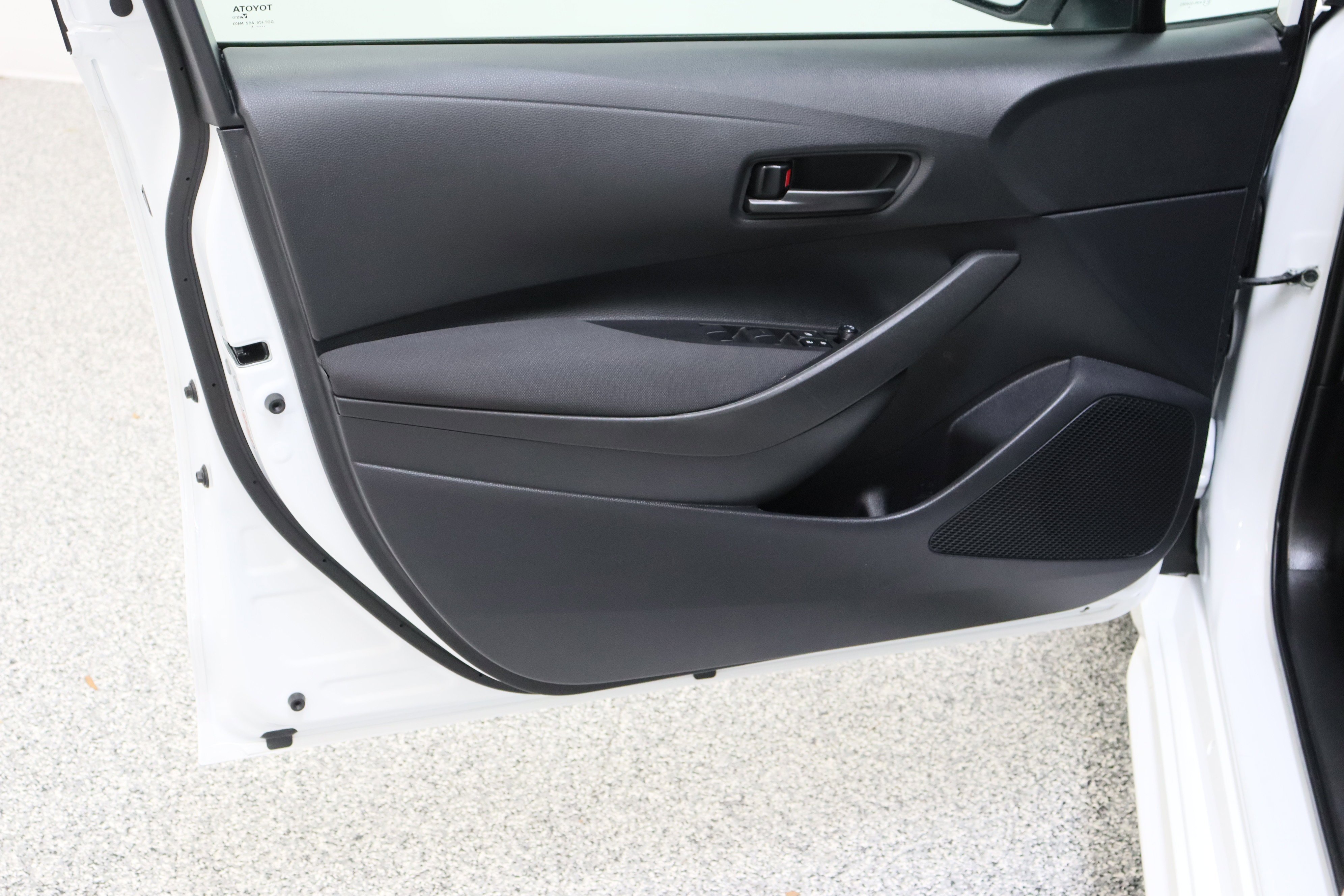 Used 2025 Ice Cap Toyota LE 2.0L image 12
