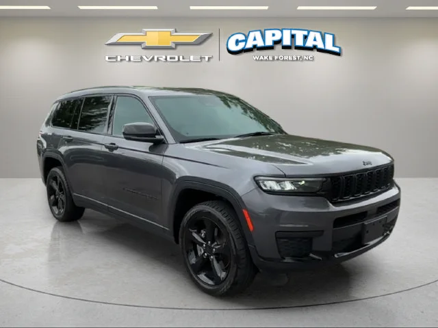 Used 2023 Gray Jeep Altitude image 7