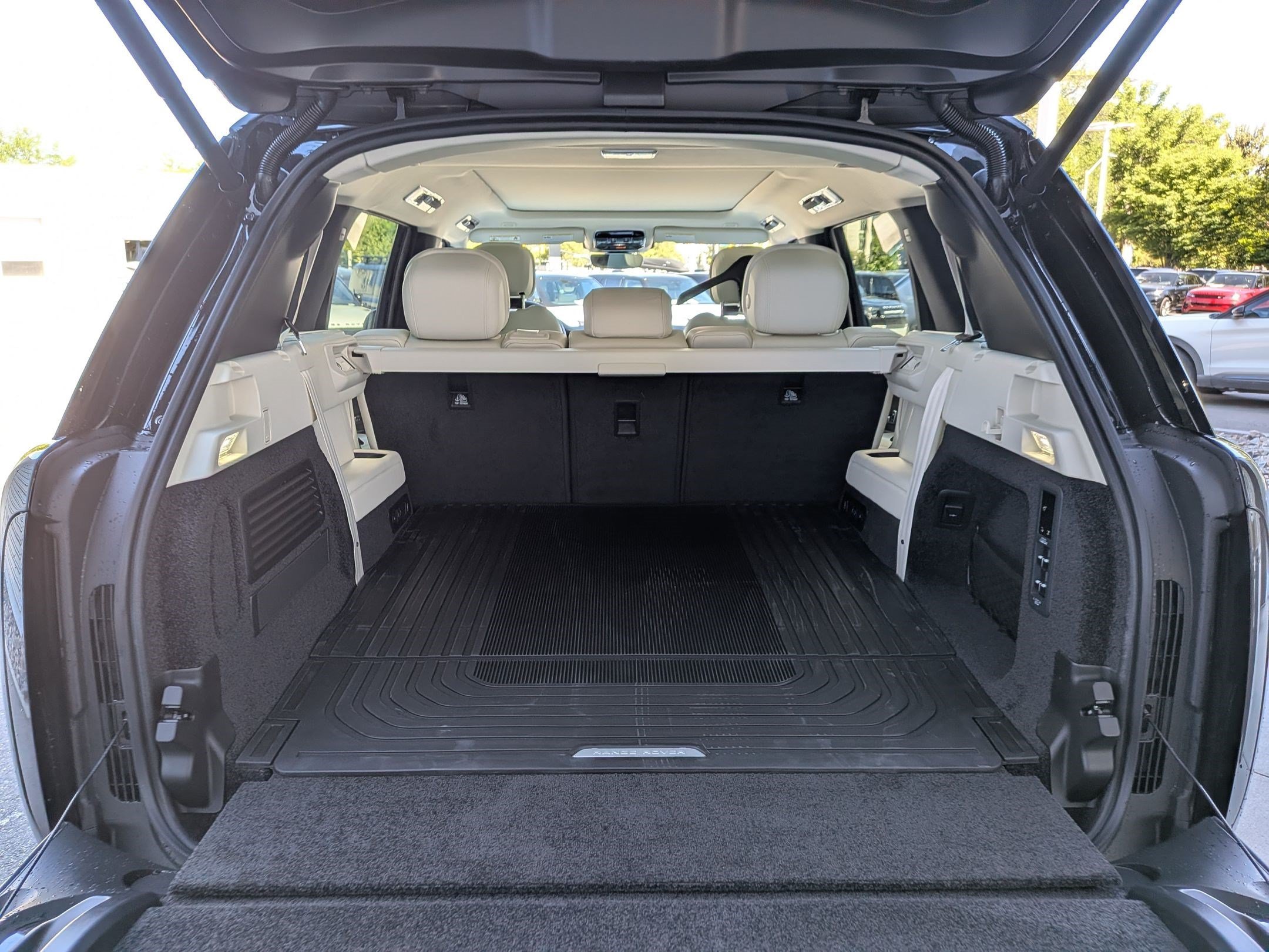 New 2026 Santorini Black Land Rover P400 SE 7 Seat image 28