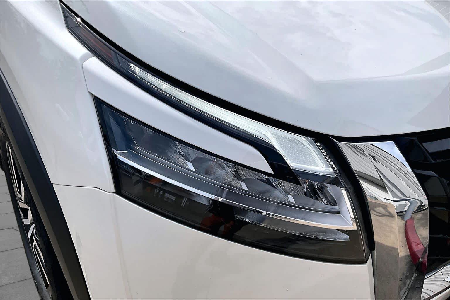 Used 2024 Pearl White Tricoat/Super Black Nissan Platinum image 26