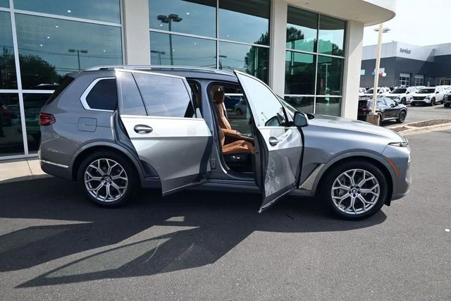Used 2024 Gray BMW xDrive40i image 33