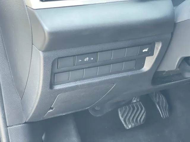 Used 2024  Mitsubishi SE image 19