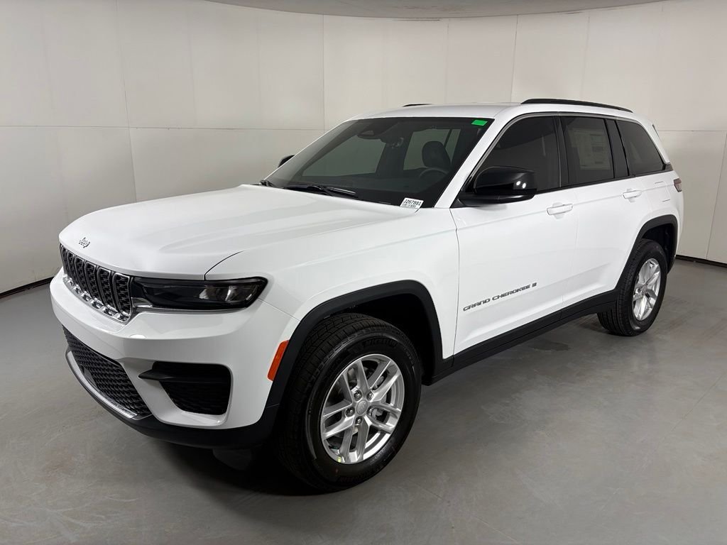 New 2026 Bright White Clear-Coat Exterior Paint Jeep Laredo image 4