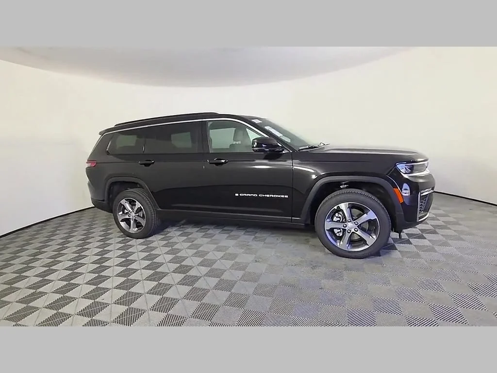 New 2026 Diamond Black Crystal Pearl-Coat Exterior Paint Jeep Limited image 21