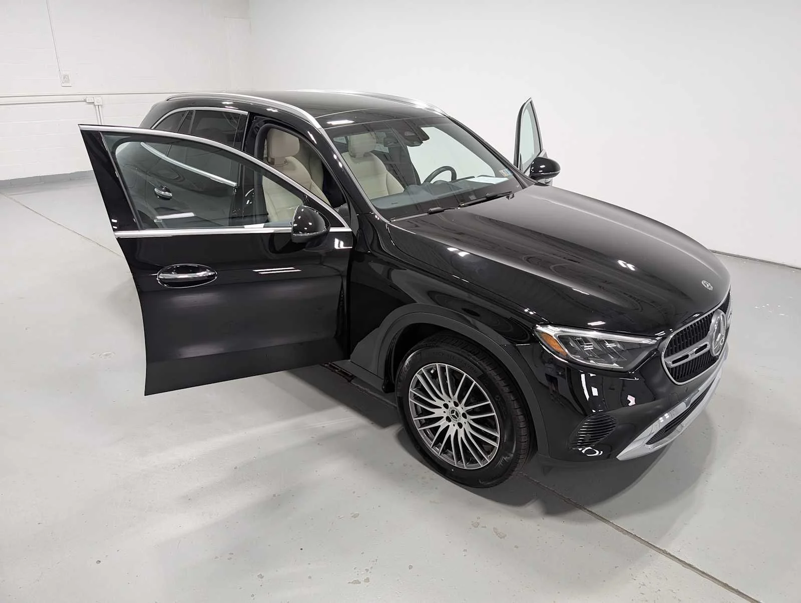 Used 2026  Mercedes-Benz GLC 300 image 16