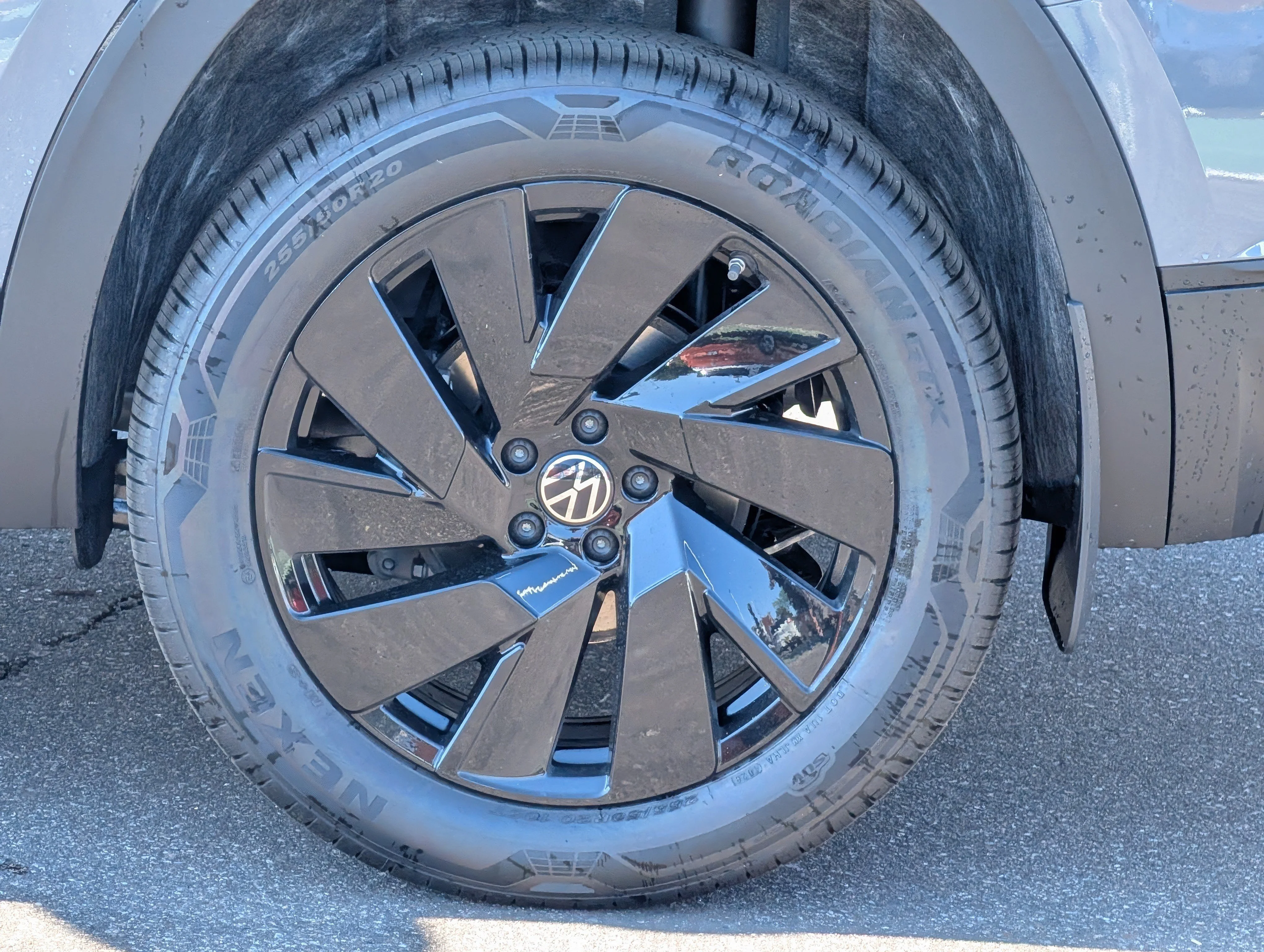 New 2026 Pure Gray Volkswagen 2.0T SE w/Technology image 3