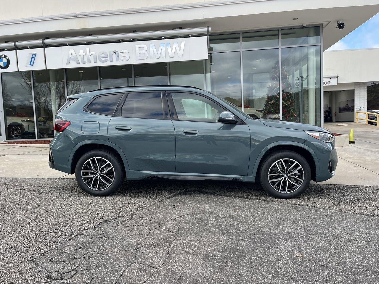 Used 2026 Cape York Green Metallic BMW xDrive28i image 9