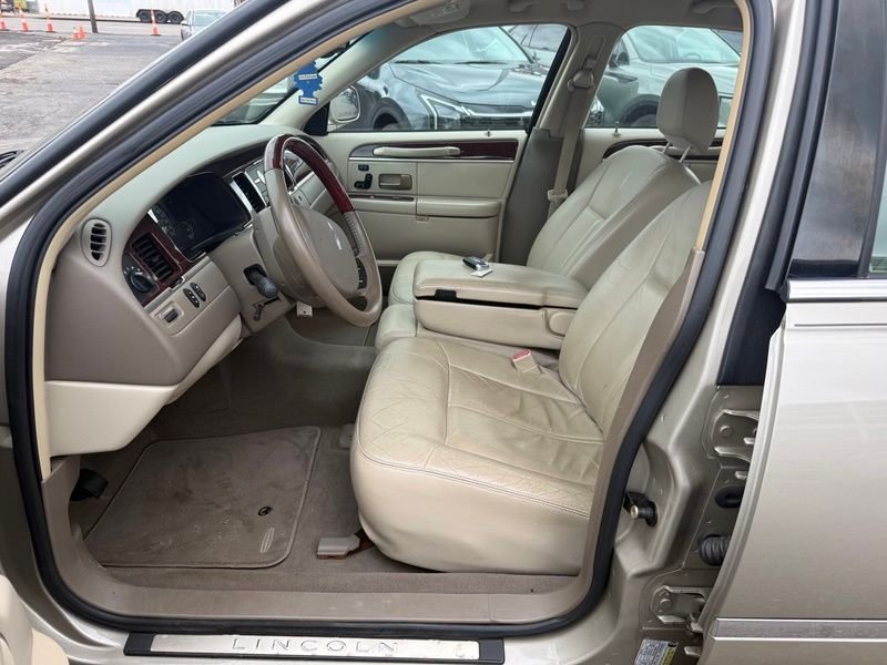 Used 2005 Beige Lincoln Signature image 9