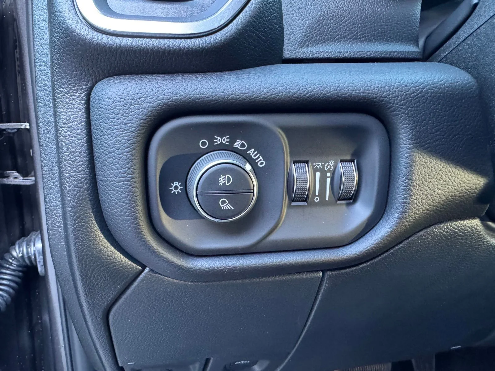 New 2026 Granite Crystal Metallic Clear-Coat Exterior Paint RAM Laramie image 19