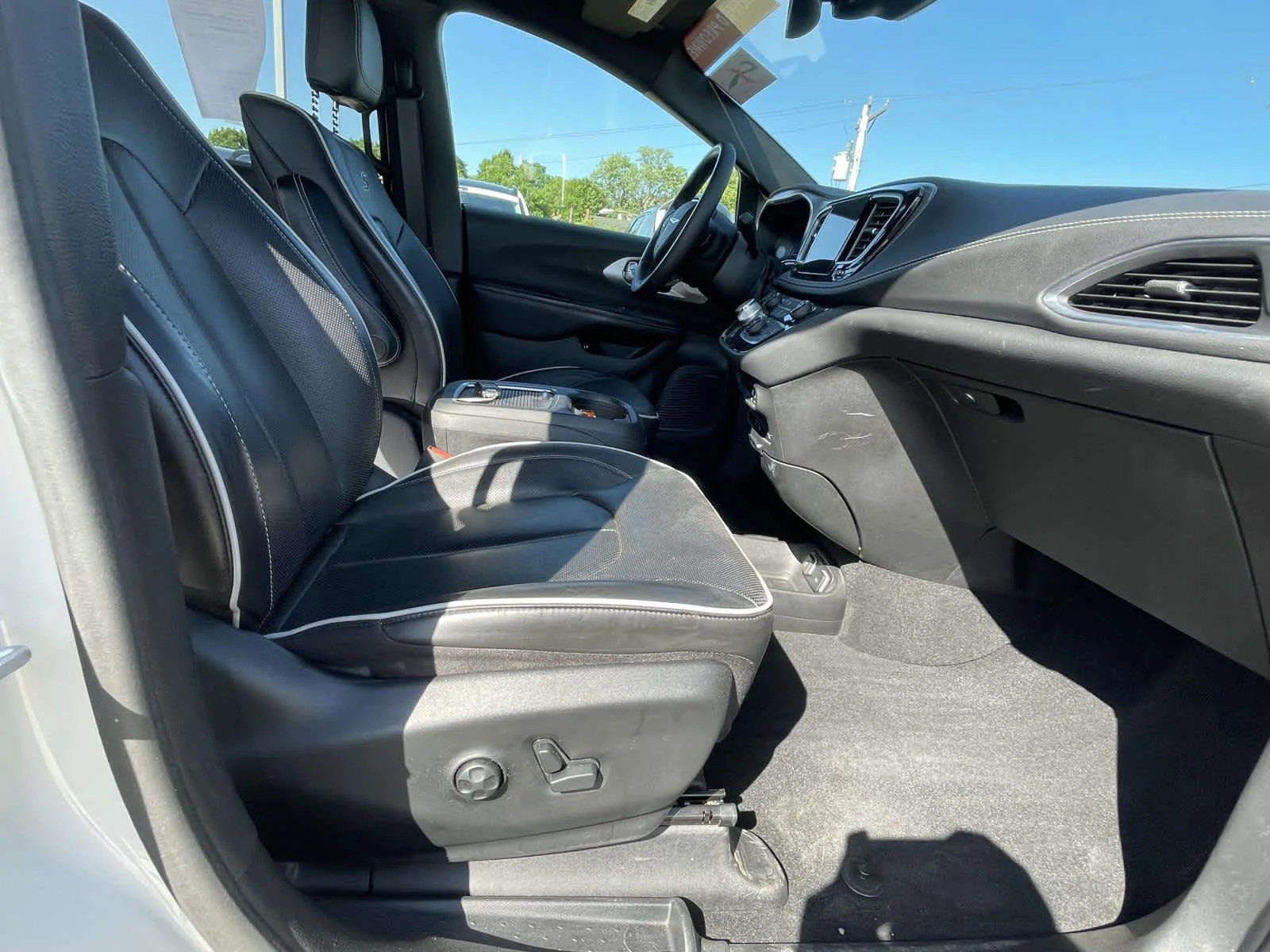 Used 2020 Luxury White Pearlcoat Chrysler Hybrid Limited image 20