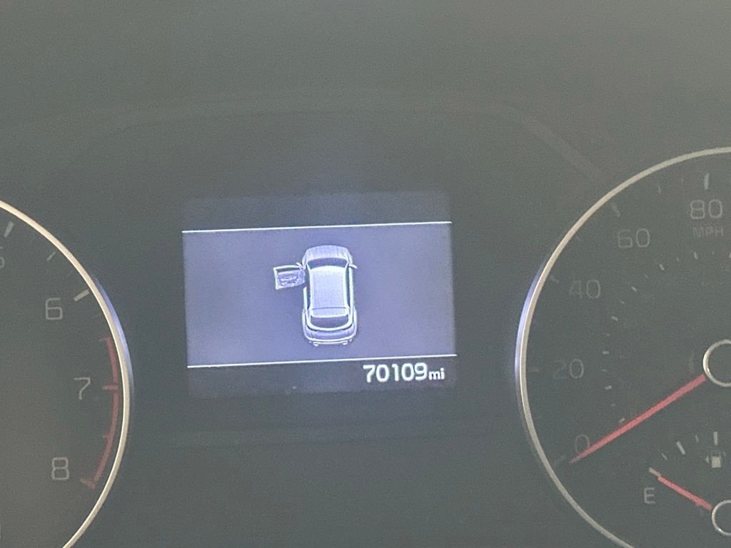 Used 2022 White Kia Nightfall image 12