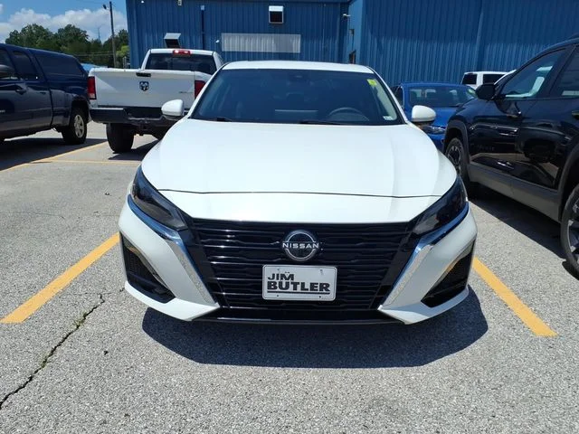 Certified Used 2023 White Nissan 2.5 SL image 2
