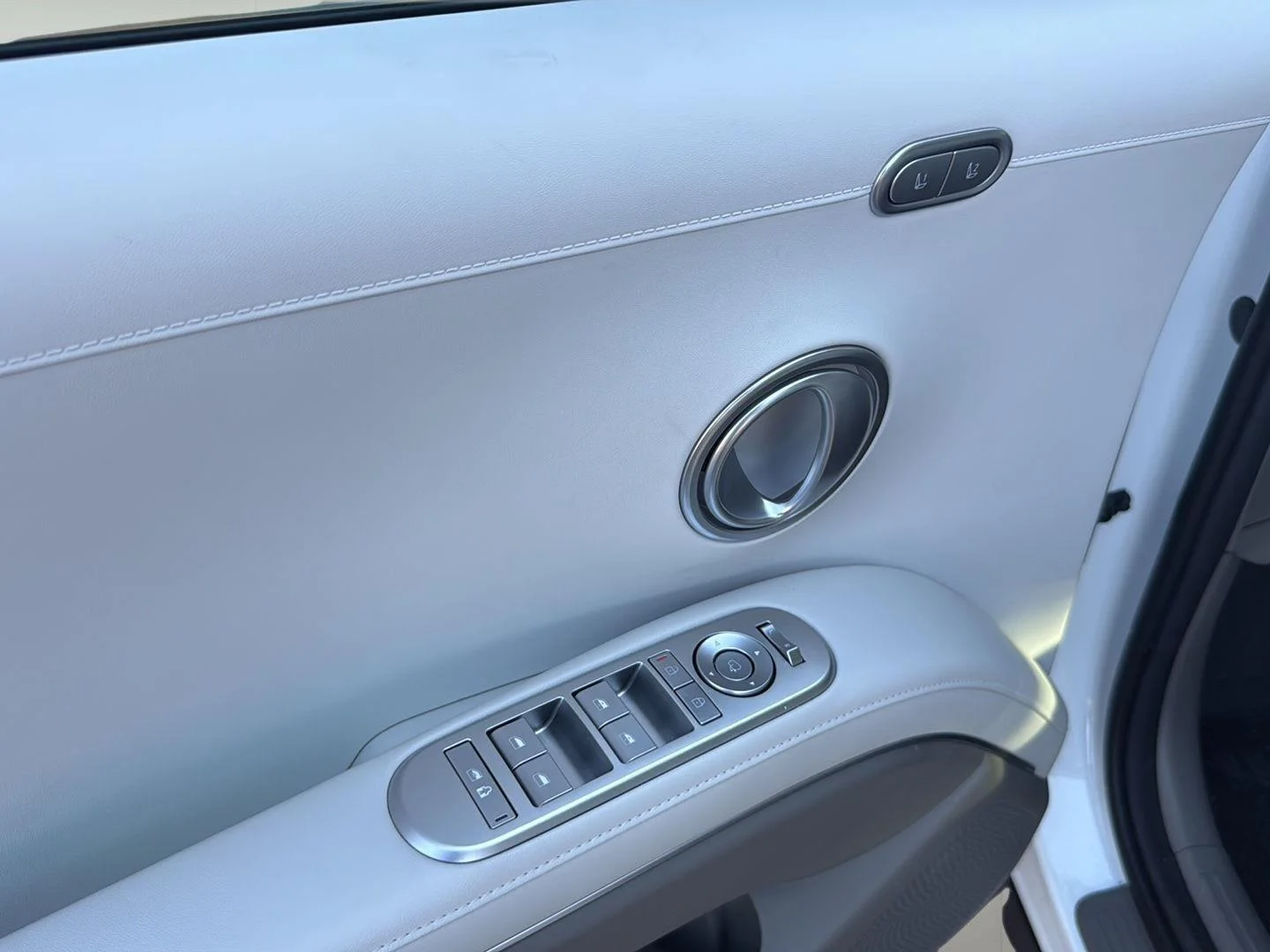 Used 2026 Creamy White Pearl Hyundai SEL Premium 7P image 12