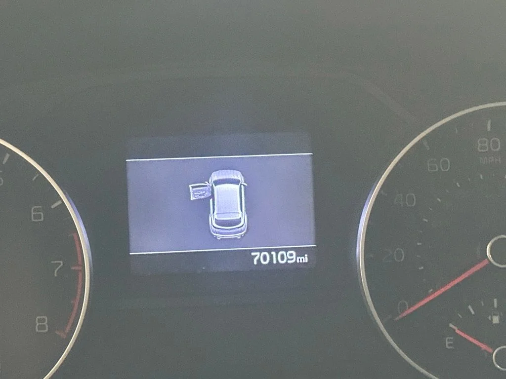 Used 2022 White Kia Nightfall image 12