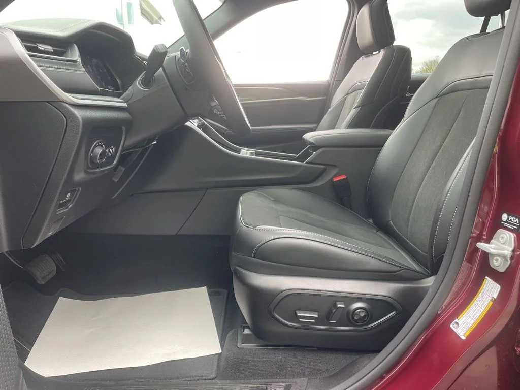 New 2026 Velvet Red Pearl-Coat Exterior Paint Jeep Altitude image 20